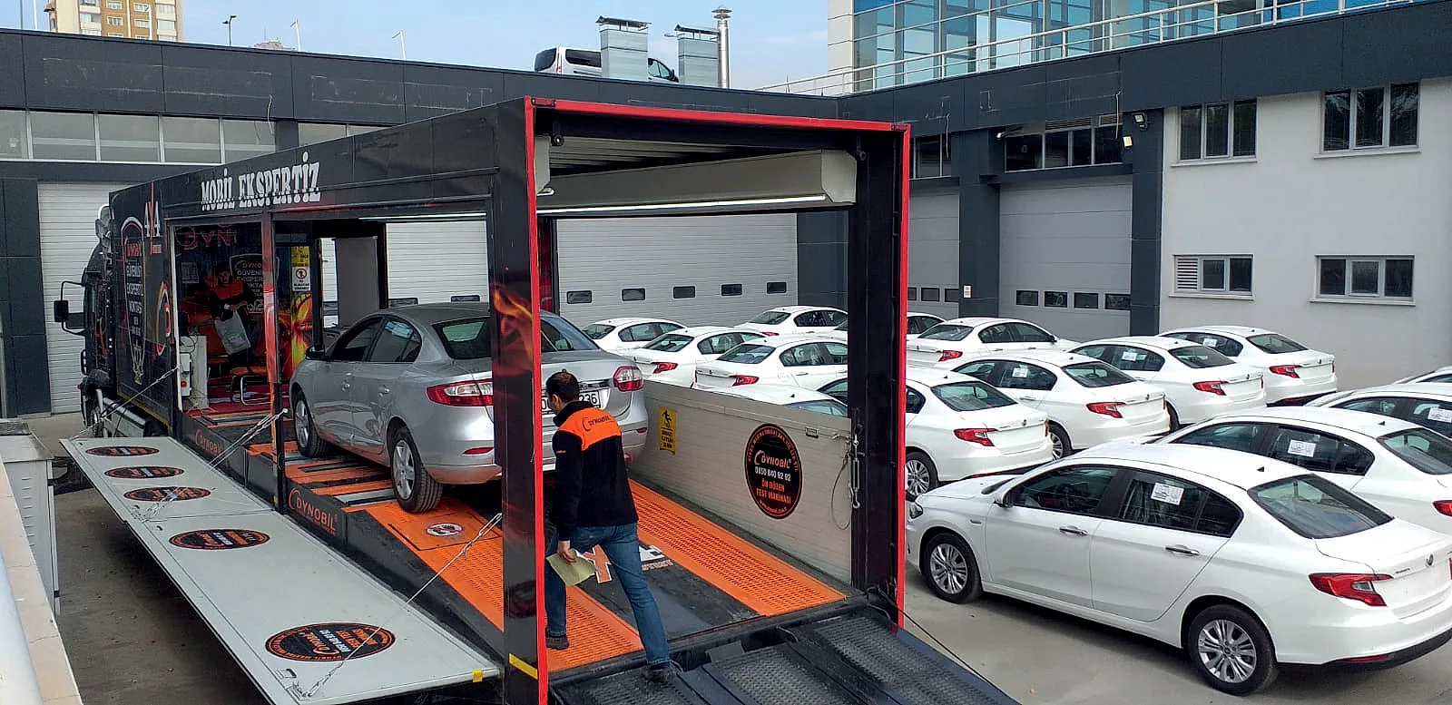 Otobil mobil ekspertiz tırı bir filo sahasında araç muayenesi yapıyor